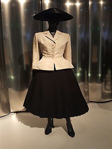 giacca dior bianca|La storia della Bar Jacket di Dior: un cult della moda.